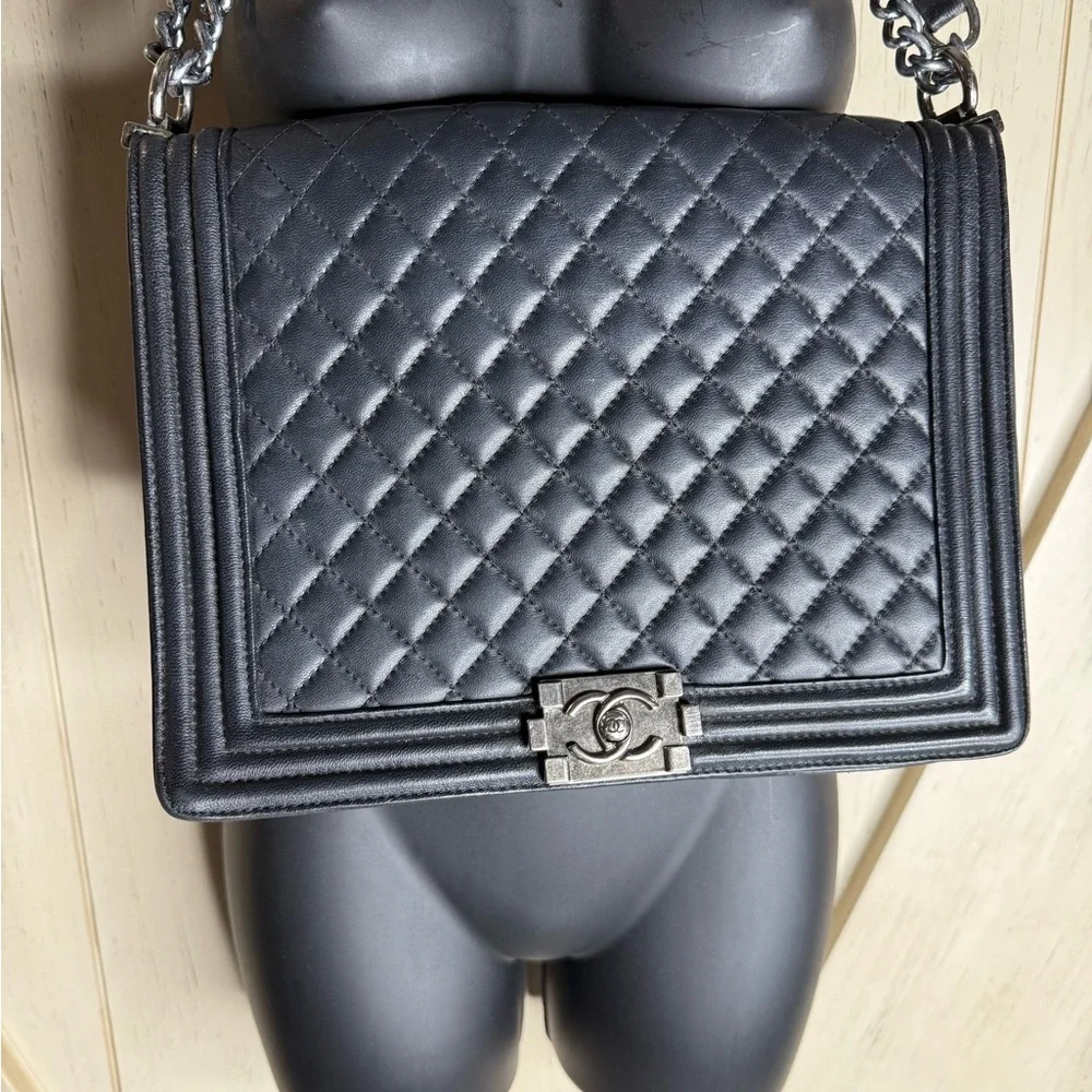 Chanel Black Crossbody Bag with Iconic Quilting - Picture 5 of 14